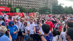 Suporter Inggris bersuka cita setelah tim kesayangannya mengalahkan Kroasia 4-2 pada laga Grup L Piala Dunia 2026 di FIFA Fan Festival Boston, AS, Rabu (17/6/2026). (KLY Sports/Hery Kurniawan/Adv/Powerade)