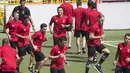 Para wasit melakukan latihan jelang laga Piala Dunia di Moscow, Rusia, Selasa (12/6/2018). Sebanyak 26 wasit akan bertugas sepanjang pagelaran Piala Dunia 2018.  (AP/Pavel Golovkin)