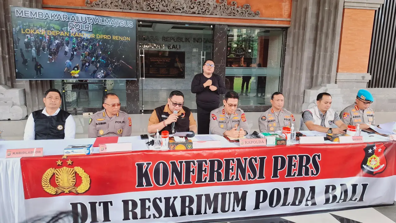 Kapolda Bali Irjen Pol. Daniel Aditya dalam konferensi pers di Mapolda Bali, Selasa (16/9/3025).