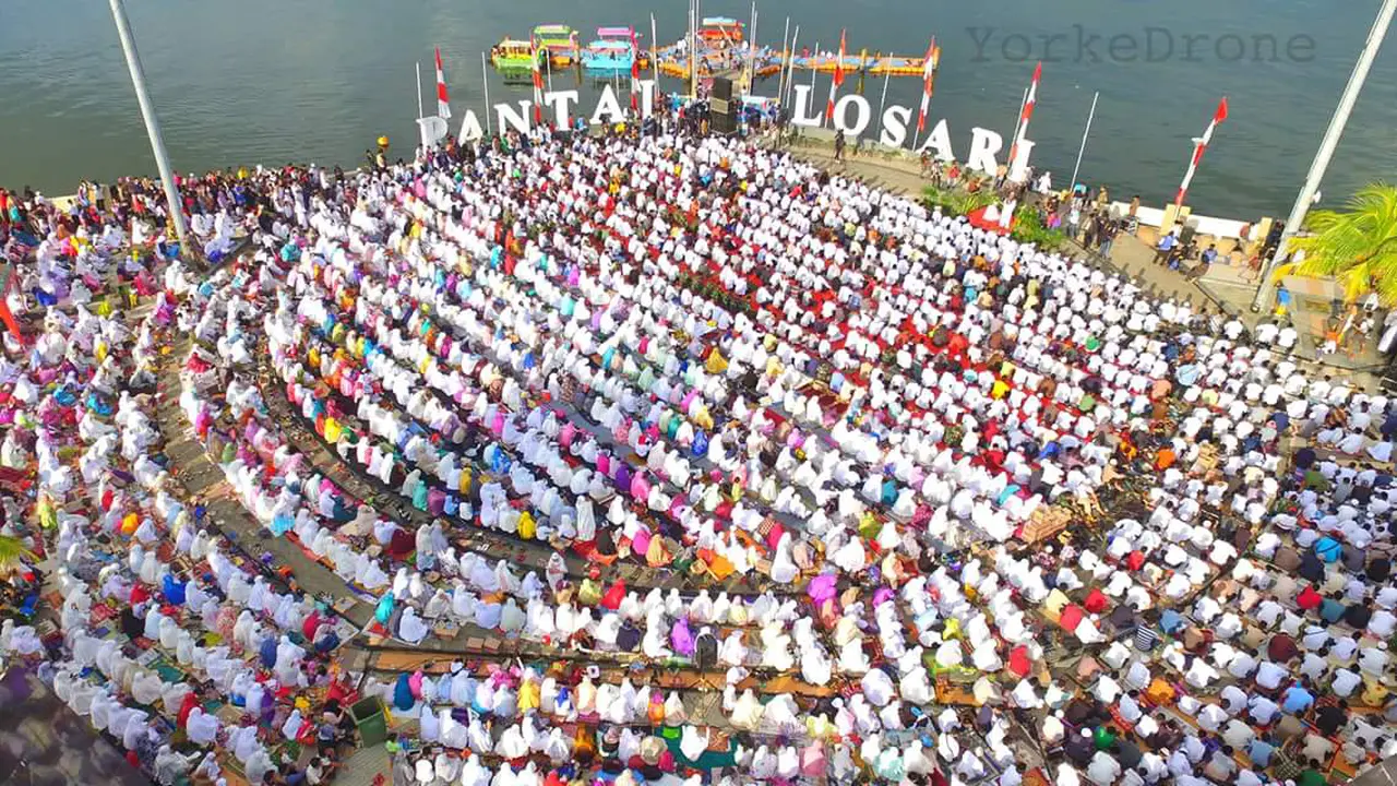 Gelar Salat Gerhana, Ribuan Warga Padati Anjungan Pantai Losari