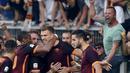 Edin Dzeko disambut rekan-rekannya setelah mencetak gol kedua Roma. Minggu (30/8/2015). (Reuters/Alberto Lingria)