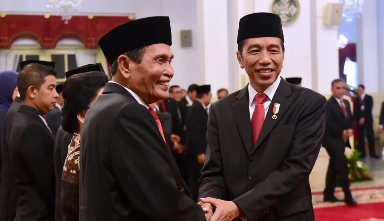 Presiden Joko Widodo (kanan) menyalami Tumpak Hatorangan Panggabean usai pelantikan Dewan Pengawas KPK di Istana Negara, Jakarta, Jumat (20/12/2019). Upacara pelantikan Dewan Pengawas KPK dipimpin langsung Presiden Joko Widodo. (Foto: Biro Pers Setpres)
