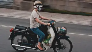 Ciri Orang Suka Naik Motor daripada Mobil Menurut Psikologi