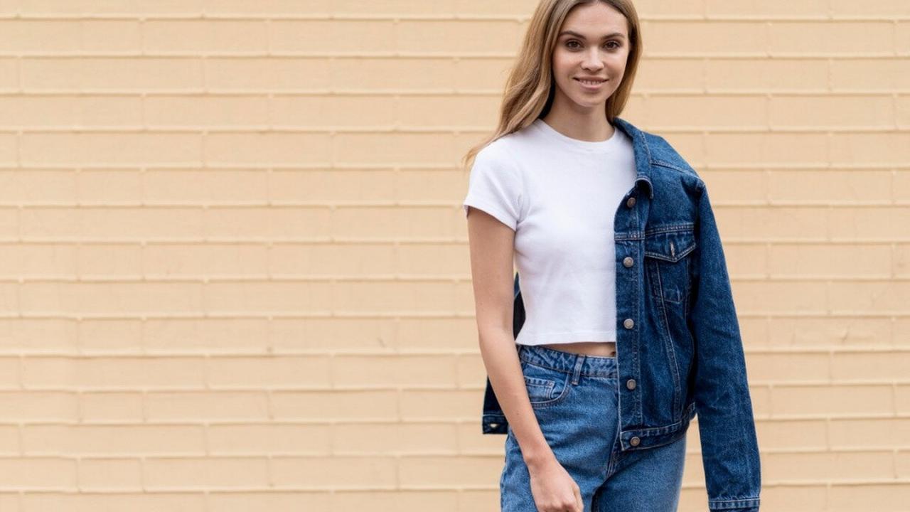 8 Outfit Atasan Putih Bawahan Jeans yang Sedang Happening di 2025, Gaya Kasual Bikin Nyaman dan Memukau