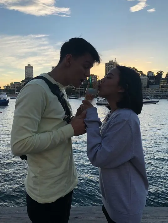 Aktor pemeran ‘Nikah Yuk’ ini bahkan mengatakan kalau dirinya menyesal baru menikah. Pasalnya, ia menemukan kebahagiaan tersendiri ketika hidup bersama perempuan yang dicintainya. (Instagram/marcelldarwin)