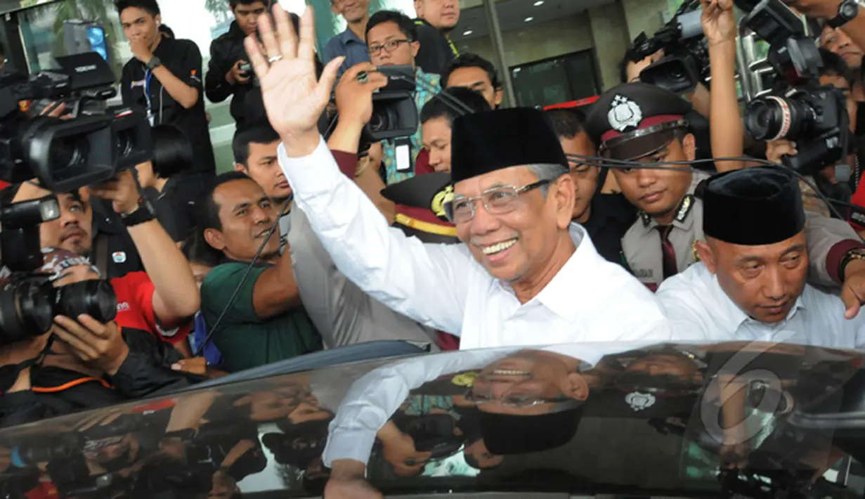 Hasyim Muzadi meminta supaya KPK dan Polri bisa terhindar dari upaya pelemahan juga kriminalisasi, Jakarta, Senin (26/1/2015). (Liputan6.com/Herman Zakharia)