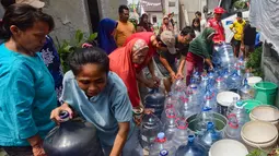 Warga terdampak kekeringan mendapatkan bantuan air bersih yang disalurkan PMI di Rawa Geni, Cipayung, Kota Depok, Rabu, 2 September 2026. (KLY/ Arie Basuki).