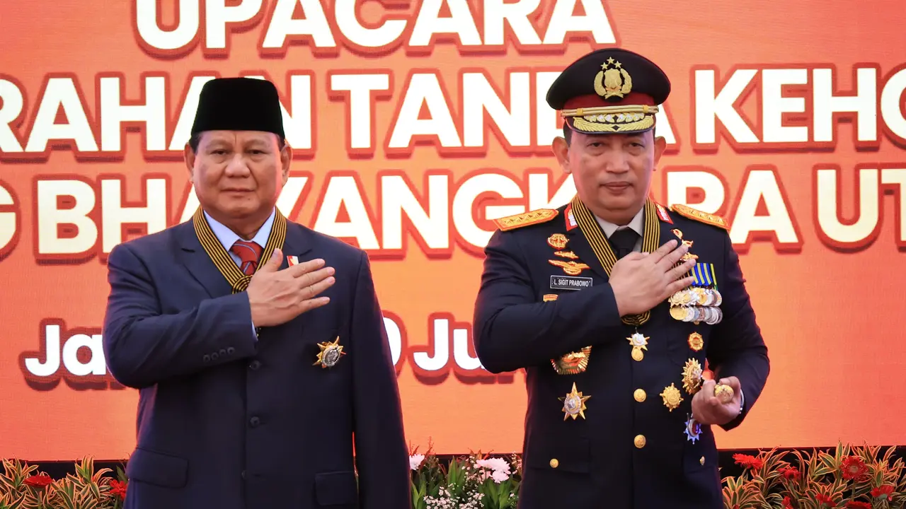 Prabowo Subianto Mendapat Tanda Kehormatan Bintang Bhayangkara Utama dari Polri