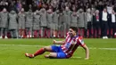 Pemain Atletico Madrid, Julian Alvarez terjatuh setelah melakukan tendangan penalti ke gawang Real Madrid pada laga leg 2 babak 16 besar Liga Champions 2024/2025 di Metropolitano Stadium, Madrid, Spanyol, Kamis (13/03/2025). (AP Photo/Manu Fernandez)