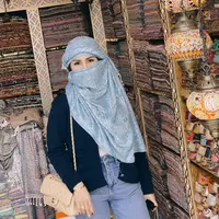 Lihat di sini tampilan manglingi Momo Geisha jadi wanita Dubai pakai cadar. @therealmomogeisha.