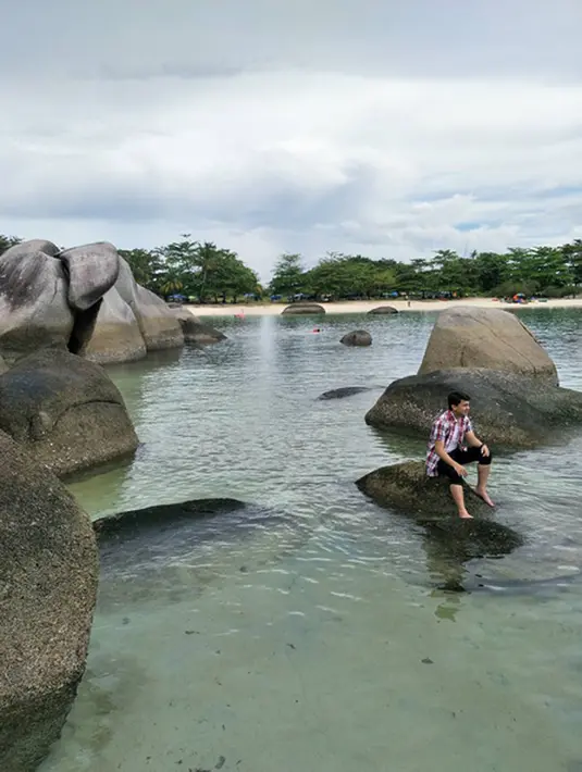 Sekedar informasi, Sahrul Gunawan sebelumnya telah nikah dengan Indriani Hadi. Dari pernikahannya itu dikaruniai tiga orang anak. Rumah tangganya dengan Indri kandas pada 2 Juni 2016. (Instagram/sahrulgunawan76)
