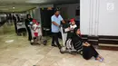 Sejumlah Warga Negara Indonesia (WNI) tiba di Terminal 2, Bandara Soekarno Hatta, Tangerang, Sabtu (10/06). Mereka tiba menggunakan penerbangan Saudi Arabian Airlines terkait peluncuran kampanye Nation without violation. (Liputan6.com/Fery Pradolo)