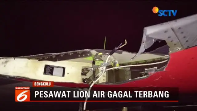 Pesawat Lion Air JT 633 menyenggol tiang titik koordinat yang ada di depan gerbang VIP dan menyebabkan sayap sebelah kiri mengalami rusak robek.