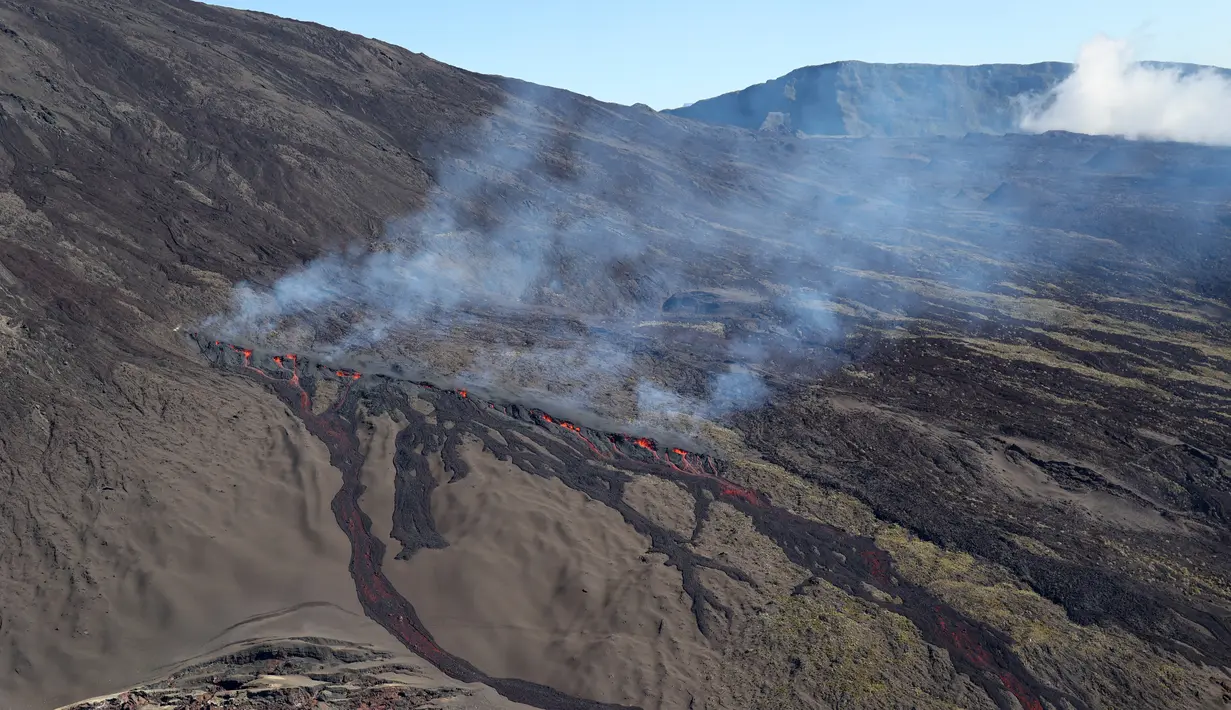 Terletak di tenggara Reunion, Piton de la Fournaise adalah salah satu gunung berapi paling aktif di dunia. (Richard BOUHET / AFP)
