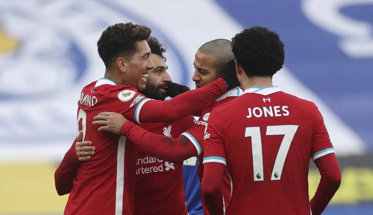 Penyerang Liverpool, Mohamed Salah (kedua kiri) berselebrasi usai mencetak gol ke gawang Leicester City pada pertandingan Liga Inggris di Stadion King Power, Inggris, Sabtu (13/2/2021).  Kemenangan ini membuat Leicester sementara naik ke posisi kedua klasemen dengan 46 poin. (Carl Recine/Pool Photo