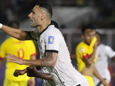 Pemain belakang Madura United FC, Jaimerson Da Silva Xavier merayakan gol yang dicetaknya ke gawang Bhayangkara FC pada lanjutan Shopee Liga 1 Indonesia 2019 di Stadion Madya Gelora Bung Karno, Jakarta, Senin (5/8/2019). Laga kedua tim berakhir imbang 1-1. (Liputan6.com/Helmi Fithriansyah)