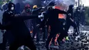 Sejumlah demonstran melempari polisi dengan batu saat aksi unjuk rasa antipemerintah di luar kantor Perdana Menteri di Tirana, Albania, Sabtu (17/10/2026). (AP Photo/Hameraldi Agolli)
