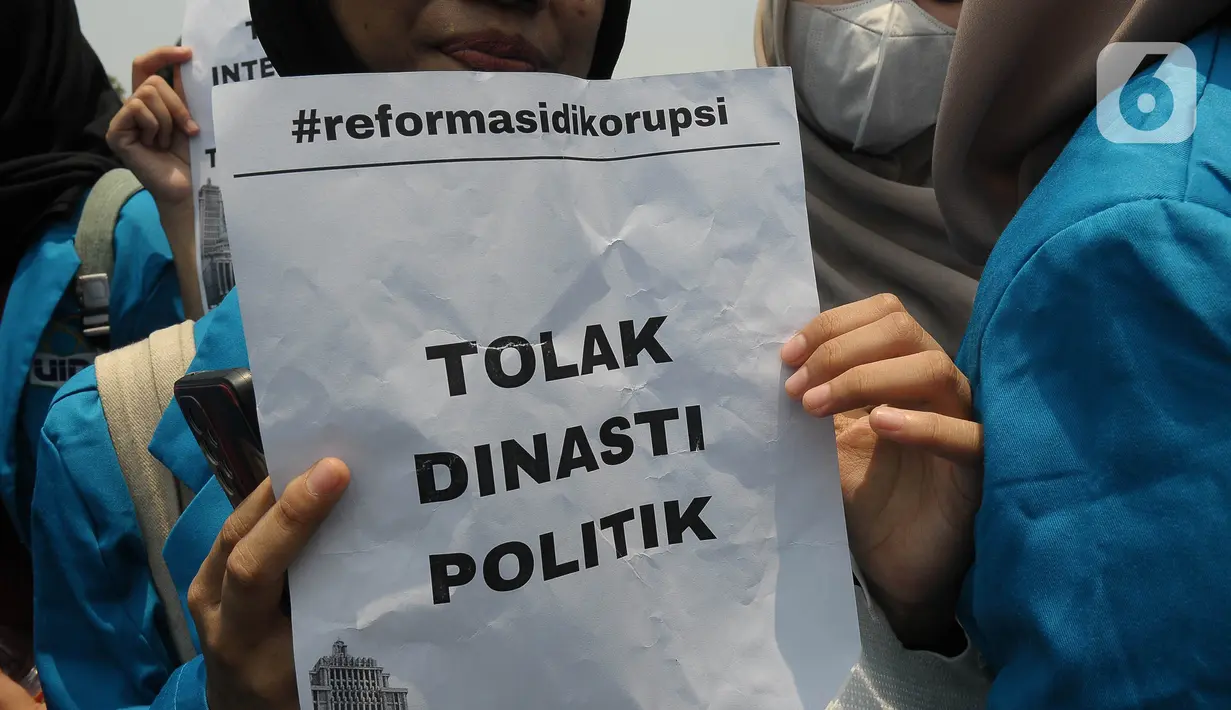 Sebagaimana diketahui hari ini, Senin (16/10/2023) Mahkamah Konstitusi membacakan putusan terkait uji materi Pasal 169 huruf q UU Nomor 7 Tahun 2017 tentang Pemilu. (merdeka.com/Imam Buhori)