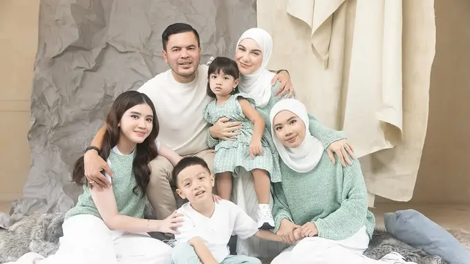 Gaya Irish Bella dan Harmoni Keluarga Barunya, Elegansi dan Kehangatan dalam Pemotretan Perdana