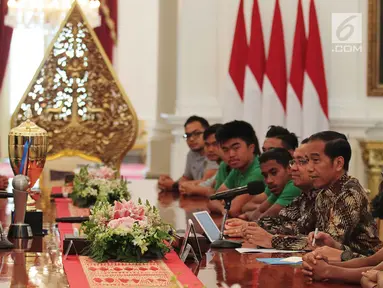Presiden Joko Widodo (Jokowi) menerima skuad Tim Nasional (Timnas) Indonesia U-16 di Istana Merdeka, Jakarta, Kamis (4/10). Presiden Jokowi mengapresiasi perjuangan Garuda Muda di Piala Asia 2018. (Liputan6.com/Angga Yuniar)