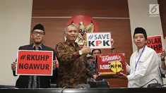 Ketua KPK Agus Rahardjo menerima kotak petisi change.org yang mencapai 33 ribu di gedung KPK, Jakarta, Selasa (5/6). Rencana penyertaan pasal Tipikor dalam RKUHP dapat melemahkan pemberantasan korupsi oleh KPK. (Liputan6.com/Herman Zakharia)