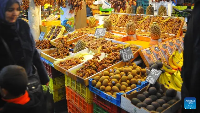 Warga Tunisia juga war takjil atau makanan untuk iftar atau saat berbuka puasa Ramadan, salah satunya buah-buahan. Mereka membelinya di sebuah pasar di Tunis, Tunisia. (Foto oleh Adel Ezzine/Xinhua)