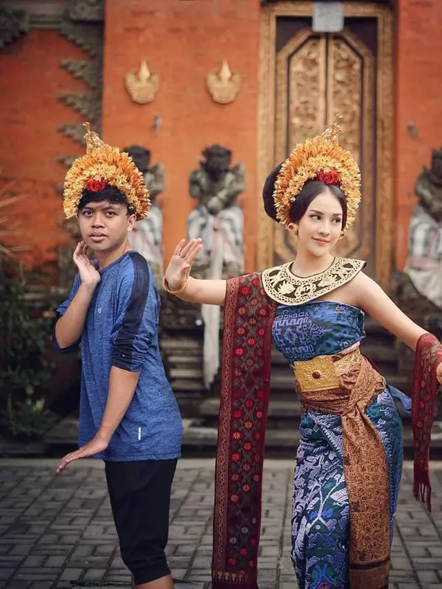6 Editan Foto Anya Geraldine ala Netizen yang Kocak, dari Plontos Hingga Berkumis (Twitter/anyaselalubenar)