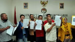 Para caleg memperlihatkan bukti-bukti kecurangan yang mereka dapatkan, Jakarta (25/4/2014) (Liputan6.com/Johan Tallo).