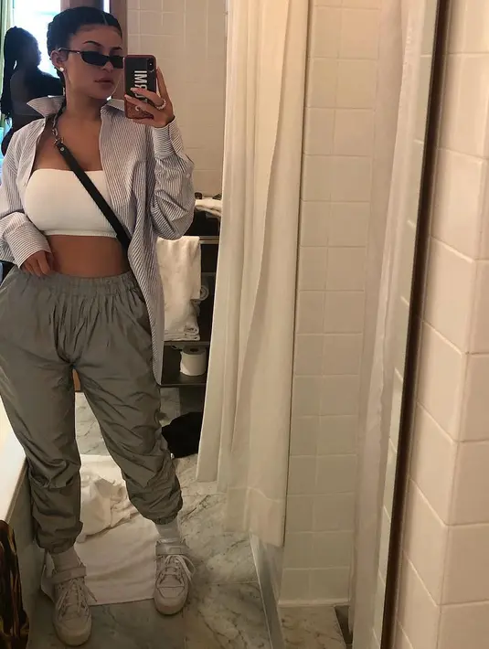 Lagi, Kylie Jenner mirror selfie memamerkan perutnya yang rata. (instagram/kyliejenner)