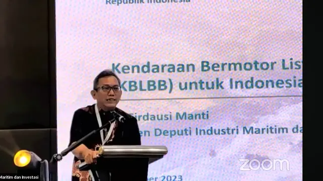 Asisten Deputi Industri Maritim dan Transportasi Kementerian Koordinator bidang Kemaritiman dan Investasi M Firdausi Manti dalam agenda Dekarbonisasi Sektor Transportsdi melalui Adopsi KBLBB, Jumat (17/11/2023). (Arief/Liputan6.com)