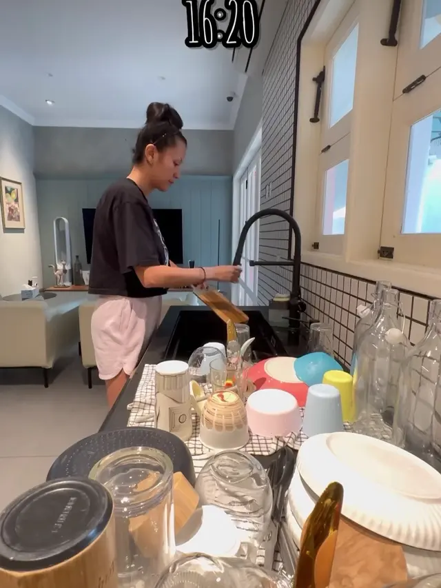 Potret Sharena Delon Bersih-bersih Rumah Tanpa ART