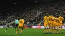 Aksinya sempat memberikan peluang bagi Newcastle United saat mengeksekusi tendangan bebas ke gawang Cambridge United. Skor 0-0 bertahan hingga babak pertama usai. (AFP/Paul Ellis)
