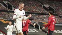 Striker AS Roma, Edin Dzeko melakukan selebrasi usai mencetak gol kedua timnya ke gawang Manchester United dalam laga leg pertama semifinal Liga Europa 2020/2021 di Old Trafford Stadium, Manchester, Kamis (29/4/2021). AS Roma kalah 2-6 dari Manchester United. (AP/Jon Super)