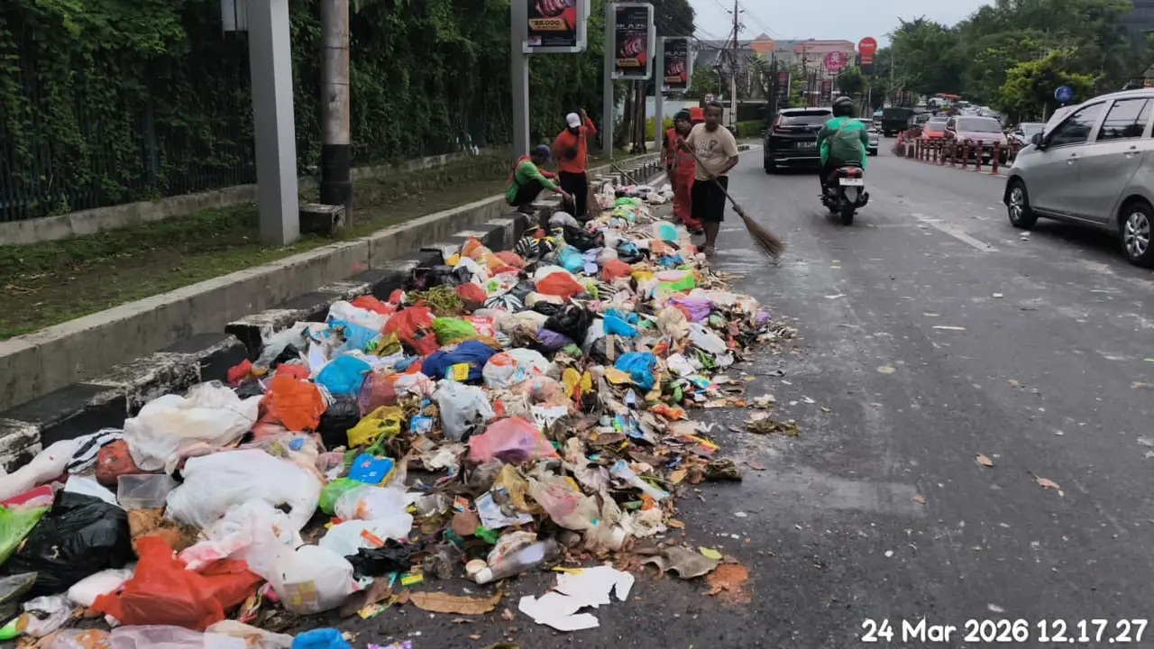 Sampah berserakan di Kota Semarang. (Liputan6.com/Felek Wahyu)