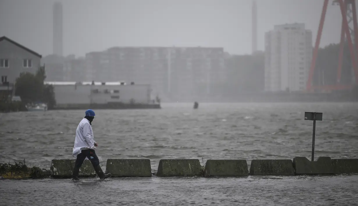 Angin kencang terus menerpa wilayah tersebut bersama dengan hujan, menyebabkan daftar panjang gangguan di Norwegia, Denmark, Swedia, Lituania, Finlandia, Estonia, dan Latvia. (Björn Larsson Rosvall/TT News Agency via AP)