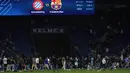 Selebrasi kemenangan yang dirayakan pemain Barca di lapangan ini membuat penggemar tuan rumah ricuh memasuki lapangan. (AP Photo/Joan Monfort)