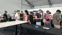 Jurnalis yang meliput Piala Dunia 2026 sedang mengantre untuk membeli makanan di media center yang berada di MetLife Stadium, New Jersey, Amerika Serikat. Bola.com/Hery Kurniawan)