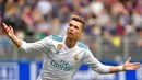 Selebrasi pemain Real Madrid, Cristiano Ronaldo usai mencetak gol ke gawang Eibar pada laga La Liga di Stadion Ipurua, Eibar. Sabtu (10/3). Real Madrid menang dengan skor 2-1. (ANDER GILLENEA/AFP)