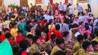 Presiden Jokowi mengajak sekitar 300 anak-anak untuk bermain di halaman belakang Istana Merdeka, Jakarta. (Merdeka.com/ Titin Supriatin)