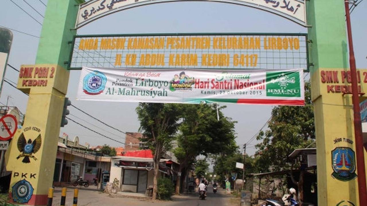 Hari Santri Nasional, ribuan santri di Kediri upacara pakai sarung