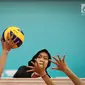 Pevoli putri Indonesia, Wilda Siti Nurfadhilah Sugandi melakukan smash ke arah tim voli Vietnam pada laga SEA GAMES 2017 di Hall 11 MITEC, Kuala Lumpur, Sabtu (26/8). Tim bola voli putri Indonesia menang 3-2 atas Vietnam. (Liputan6.com/Faizal Fanani)