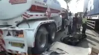 Nekat Menyalip, 3 Penumpang Sepeda Motor Terlindas Truk Kontainer