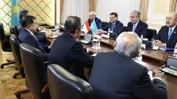 Ketua Senat Kazakhstan Kassym-Jomart Tokayev menerima Wakil Presiden (Wapres) Jusuf Kalla dalam kunjungan kehormatan di Astana, Kazakhstan, Senin (11/9). Keduanya saling bertukar ide tentang sistem pemerintahan. (Tim Media Wapres/Syamsu Millah)