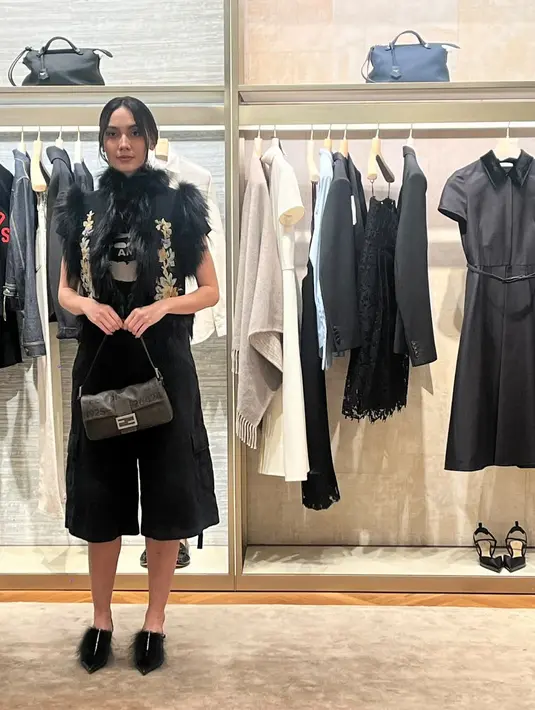 Material bulu menjadi pemanis yang mendominasi. Dari vest hingga sepatu tampil begitu dramatis. Ditemani Fendi Baguette bag yang tak lekang waktu sejak 1997, kini hadir dalam model 26424 dengan beragam material.  Canvas, Crackled leather bag, dan inlaid hagfish leather bag. / Foto dok: Fimela.