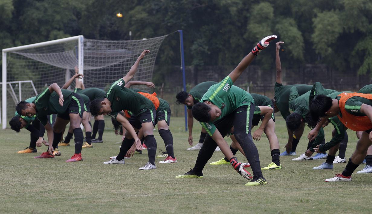 Pemain Timnas Indonesia U-19 melakukan pendinginan usai sesi latihan di Stadion Padjadjaran, Bogor, Kamis (26/9). Latihan ini merupakan persiapan jelang kualifikasi Piala Asia 2020. (Bola.com/Yoppy Renato)