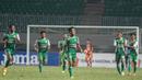 Pemain PS TNI merayakan gol yang dicetak Wiganda Pradika ke gawang Borneo FC pada laga Torabika Soccer Championship 2016 di Stadion Pakansari, Bogor, Jawa Barat, Senin (16/8/2016). PS TNI menang 3-1 atas Borneo FC. (Bola.com/Vitalis Yogi Trisna)