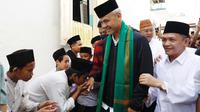 Calon presiden (capres) nomor urut tiga Ganjar Pranowo saat mengunjungi Pondok Pesantren (Ponpes) Ma’hadut Tholabah, Tegal, Jawa Tengah. (Liputan6.com/Nanda Perdana Putra)
