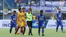 Wasit Jumadi memberi kartu kuning kepada pemain Sriwijaya FC, Novan Setya Sasongko saat laga melawan Persib di laga pembuka Piala Presiden 2018 di Stadion GBLA, Bandung, Selasa (16/1). Persib unggul 1-0. (Liputan6.com/Helmi Fithriansyah)