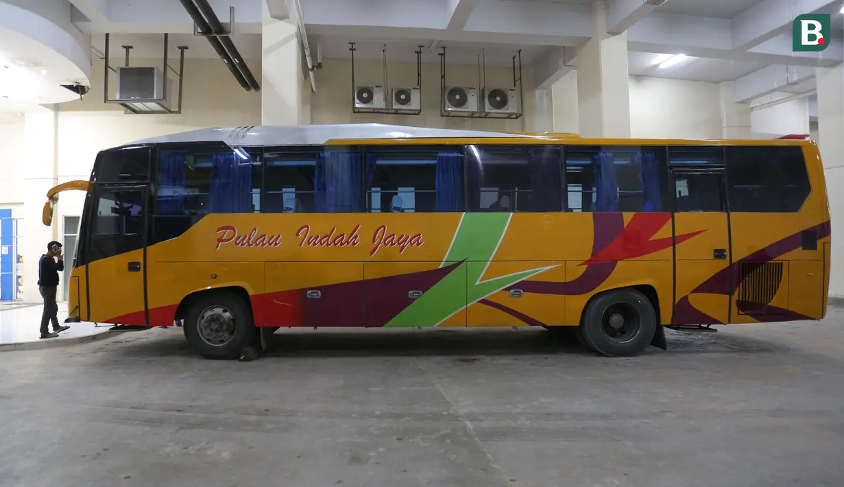 Bus milik Madura United terparikir saat laga leg kedua semifinal championship series BRI Liga 1 2023/2024 melawan Borneo FC di Stadion Batakan, Balikpapan, Minggu (19/05/2024). (Bola.com/Bagaskara Lazuardi)
