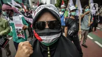 Massa KSPI memakai masker berbendera Palestina saat aksi Solidaritas Buruh untuk Palestina ke Gedung PBB serta Kedubes AS di Jakarta, Selasa (18/5/2021). Massa mengutuk dan mengecam kekerasan yang dilakukan tentara dan polisi Israel terhadap masyarakat sipil Palestina. (Liputan6.com/Faizal Fanani)